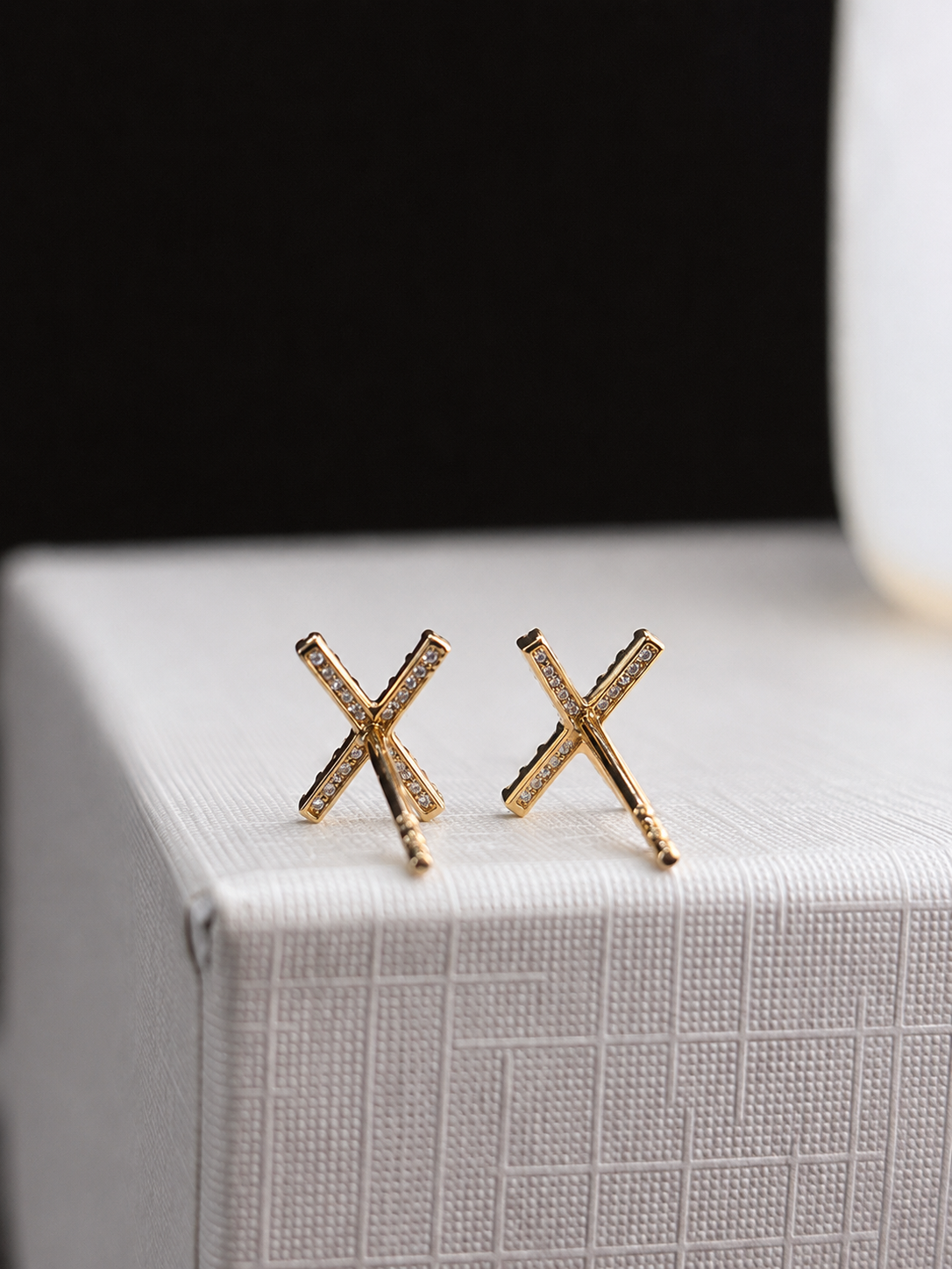 Aretes X con diamantes naturales en oro 14k
