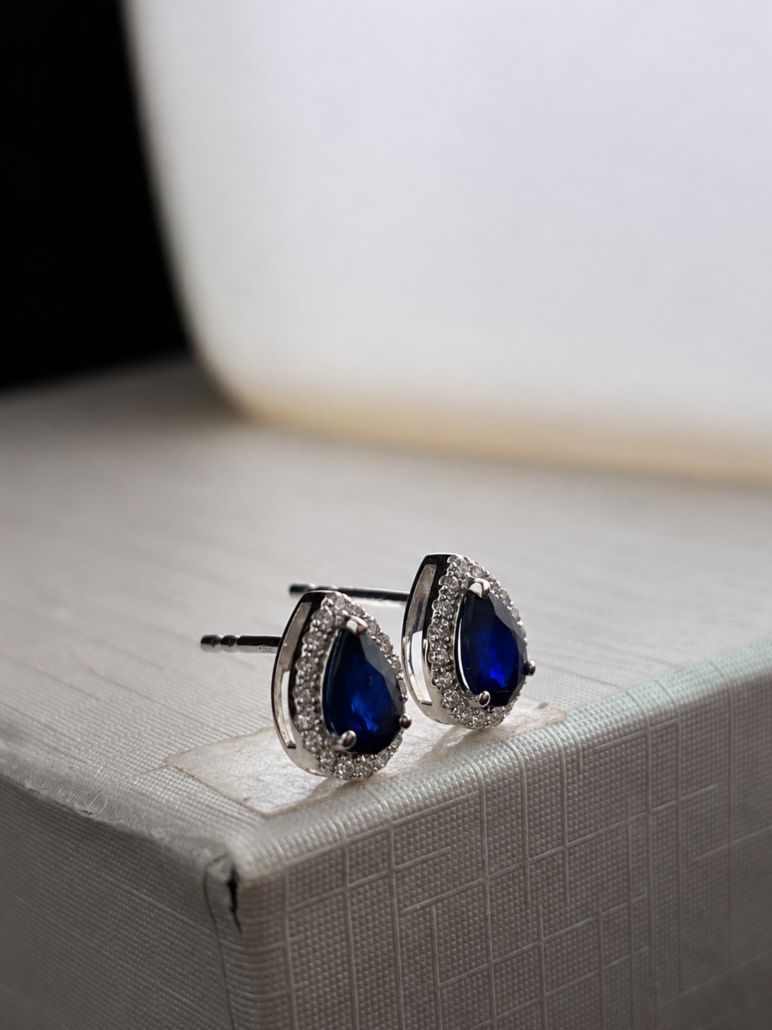 Arete gota de zafiro con halo de diamantes en oro 14k