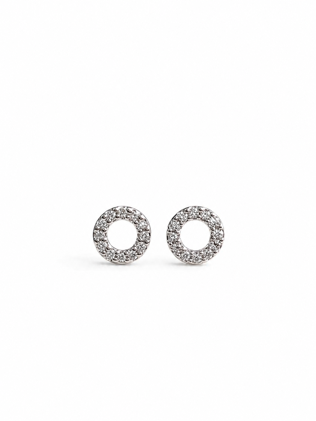 Arete silueta con diamantes naturales en oro blanco 14k