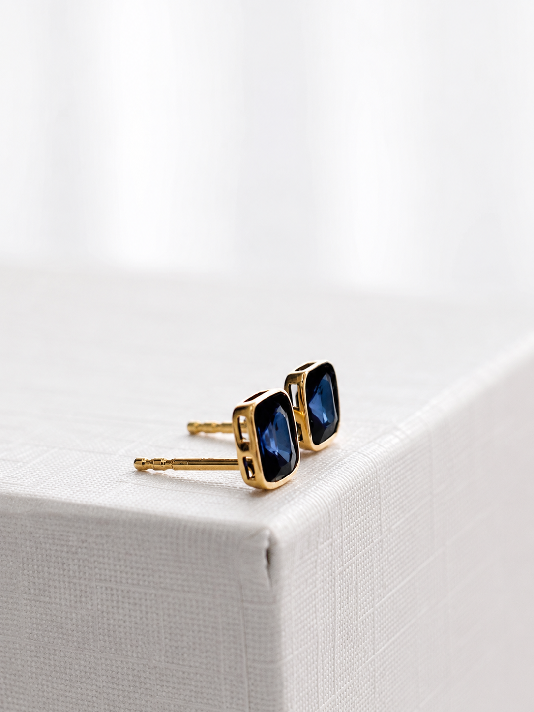 Arete mini zafiro biselado en oro 14k