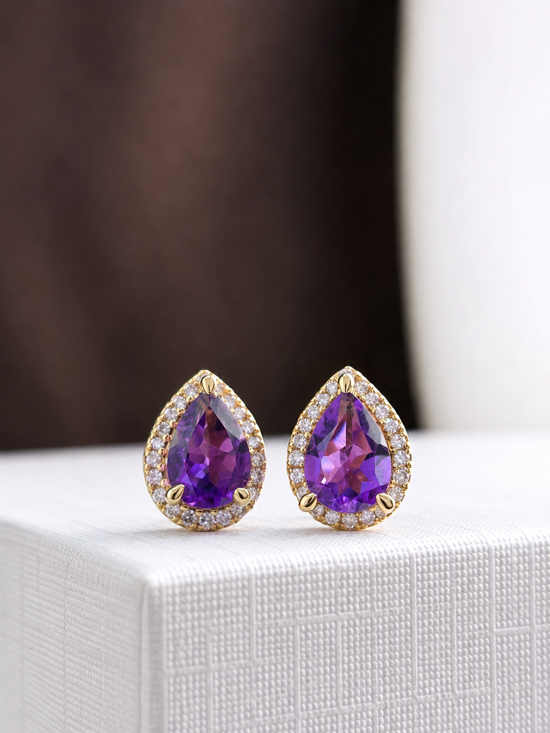 Arete de gota amatista con halo de diamantes en oro 10k