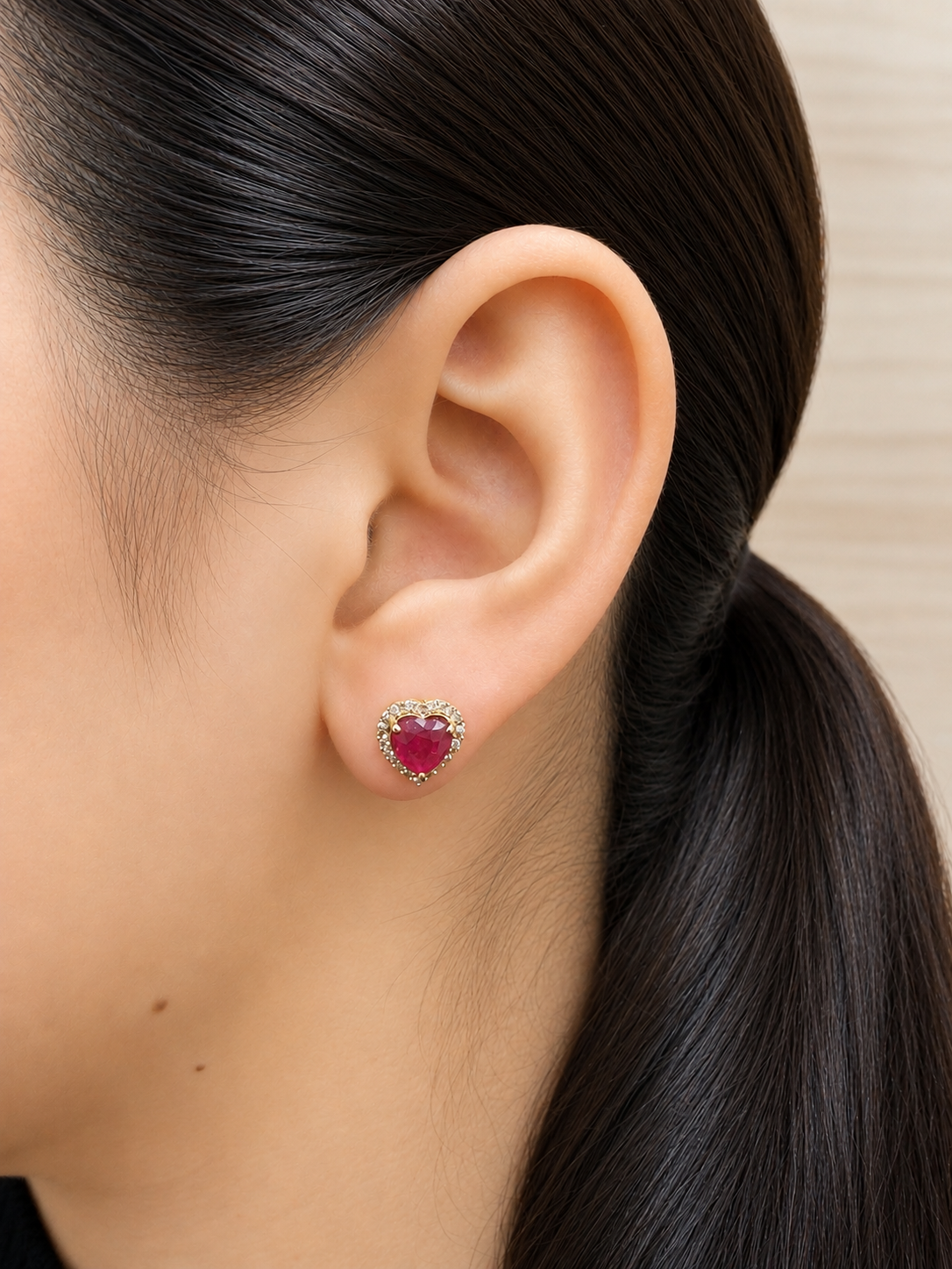 Arete de corazón Rubí con halo de diamantes en oro 14k
